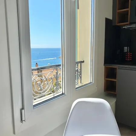 Moderne Climatise Monaco Vue קאפ ד'איי